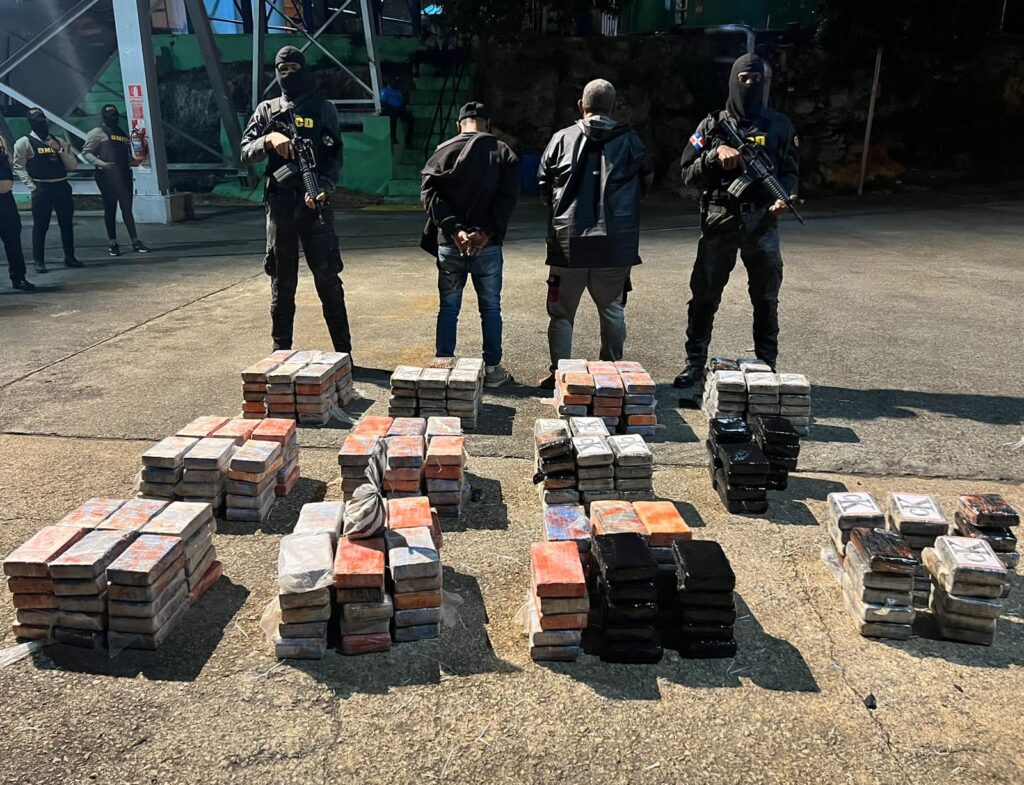 interceptan-otra-lancha-con-324-paquetes-de-presunta-cocaina;-arrestan-dos