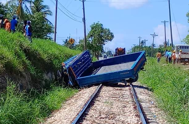 vehiculo-arrastrado-por-locomotora-de-central-romana-deja-hombre-herido