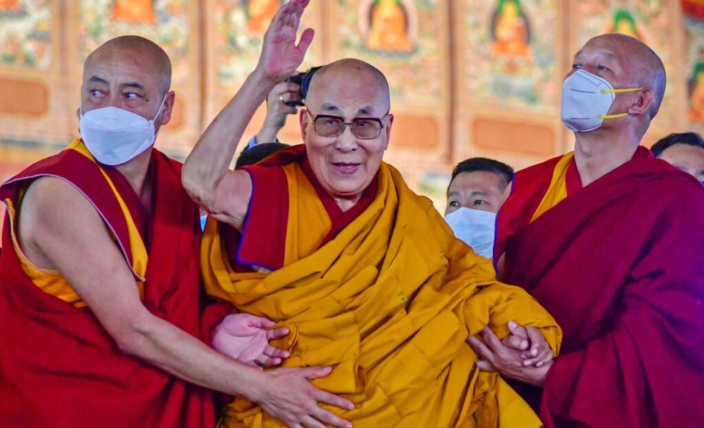 dalai-lama-reaparece-en-cumbre-budista-global-tras-escandalo-con-nino
