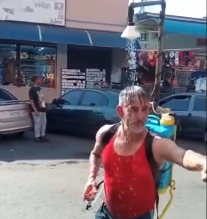 tras-ola-de-calor-un-venezolano-inventa-la-regadera-portatil
