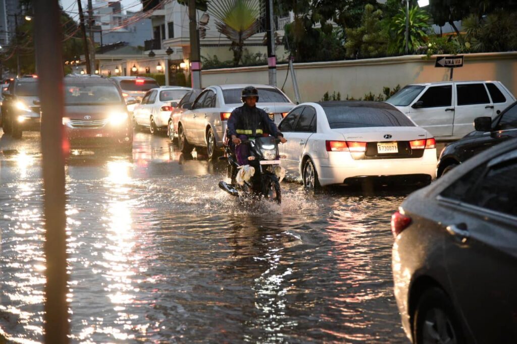 lluvias-continuaran-incidiendo-sobre-rd-en-dias-venideros;-prolongan-alertas
