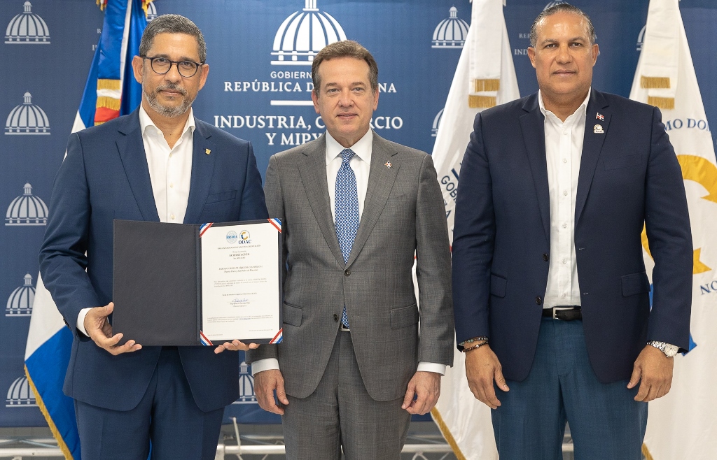 odac-entrega-acreditacion-a-laboratorios-de-liquidos-de-casa-brugal