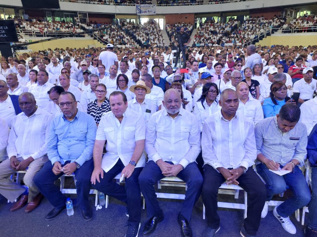 frente-de-profesores-del-prm-clama-por-cuatro-anos-mas-para-el-presidente-luis-abinader