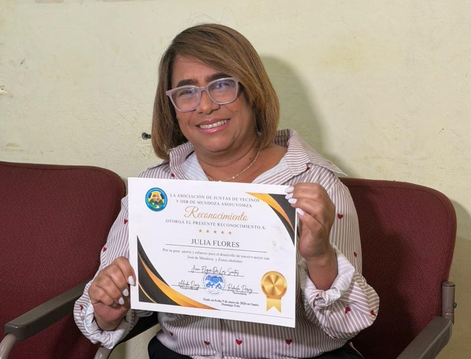 reconocen-a-julia-flores,-periodista-de-telemicro,-por-su-aporte-a-la-comunidad