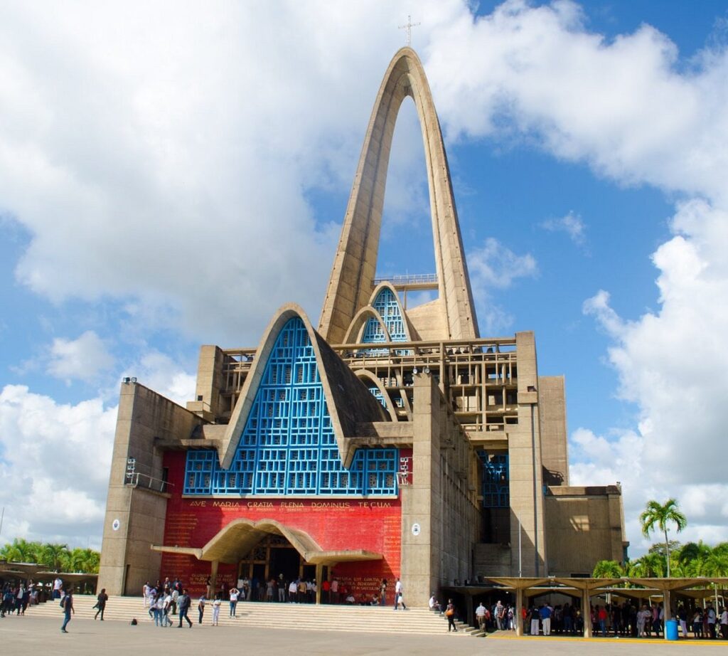 feligreses-acuden-a-la-basilica-de-higuey-por-fiestas-de-la-virgen-de-la-altagracia