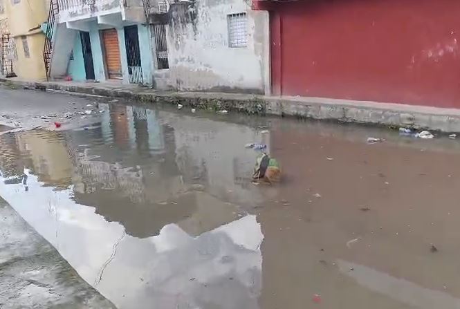lluvias-convierten-calles-de-los-solares-del-almirante-en-una-trampa-mortal