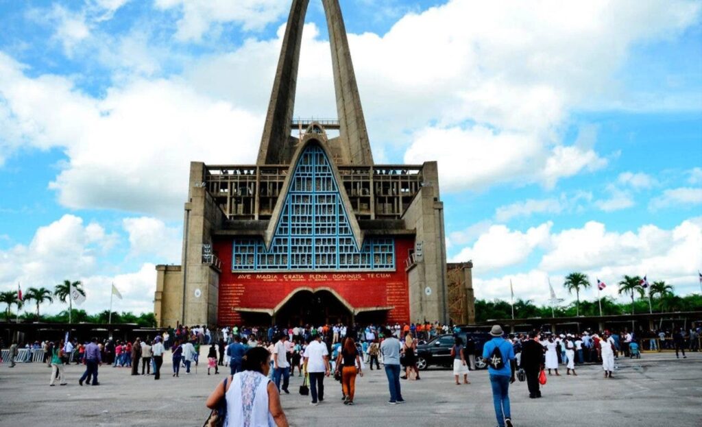 fieles-acuden-a-higuey-para-venerar-a-la-virgen-de-la-altagracia-en-su-dia