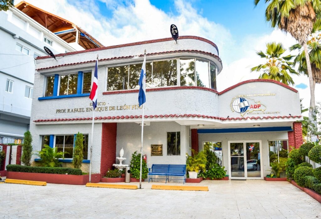 adp-somete-a-la-justicia-a-propietarios-de-fincas-por-fumigaciones-cerca-de-escuela-en-san-francisco-de-macoris