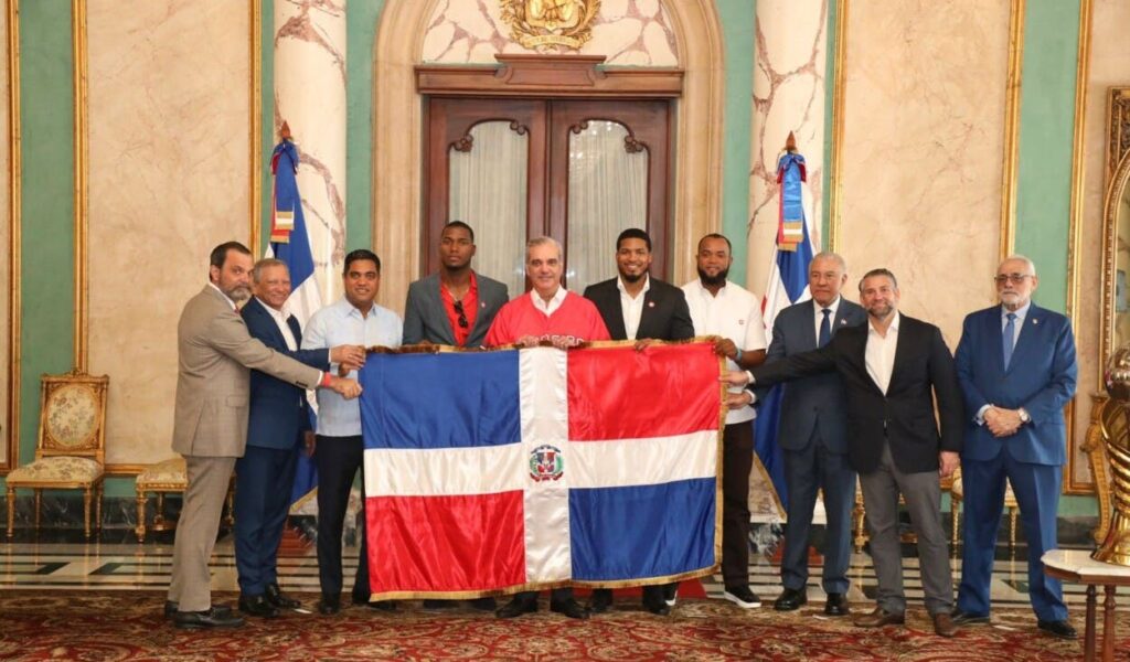 abinader-entrega-la-bandera-nacional-a-los-leones-del-escogido-rumbo-a-la-serie-del-caribe-2026