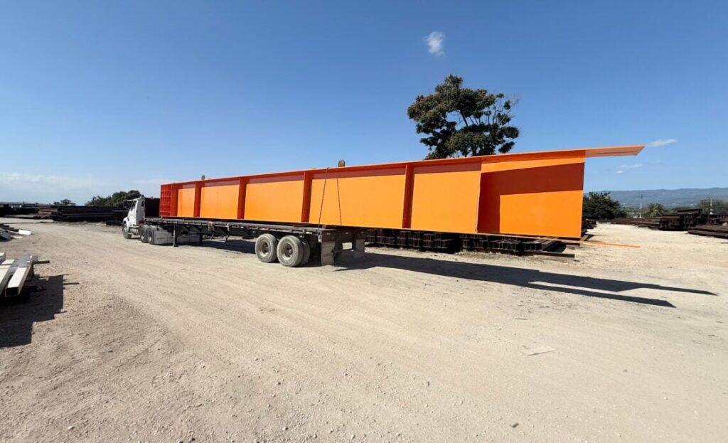 mopc-traslada-vigas-estructurales-para-avance-de-la-circunvalacion-de-navarrete