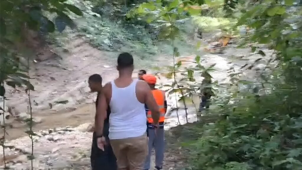 video:-organismos-de-socorro-buscan-a-un-nino-y-a-su-abuela-que-habrian-caido-en-un-hoyo-en-moca
