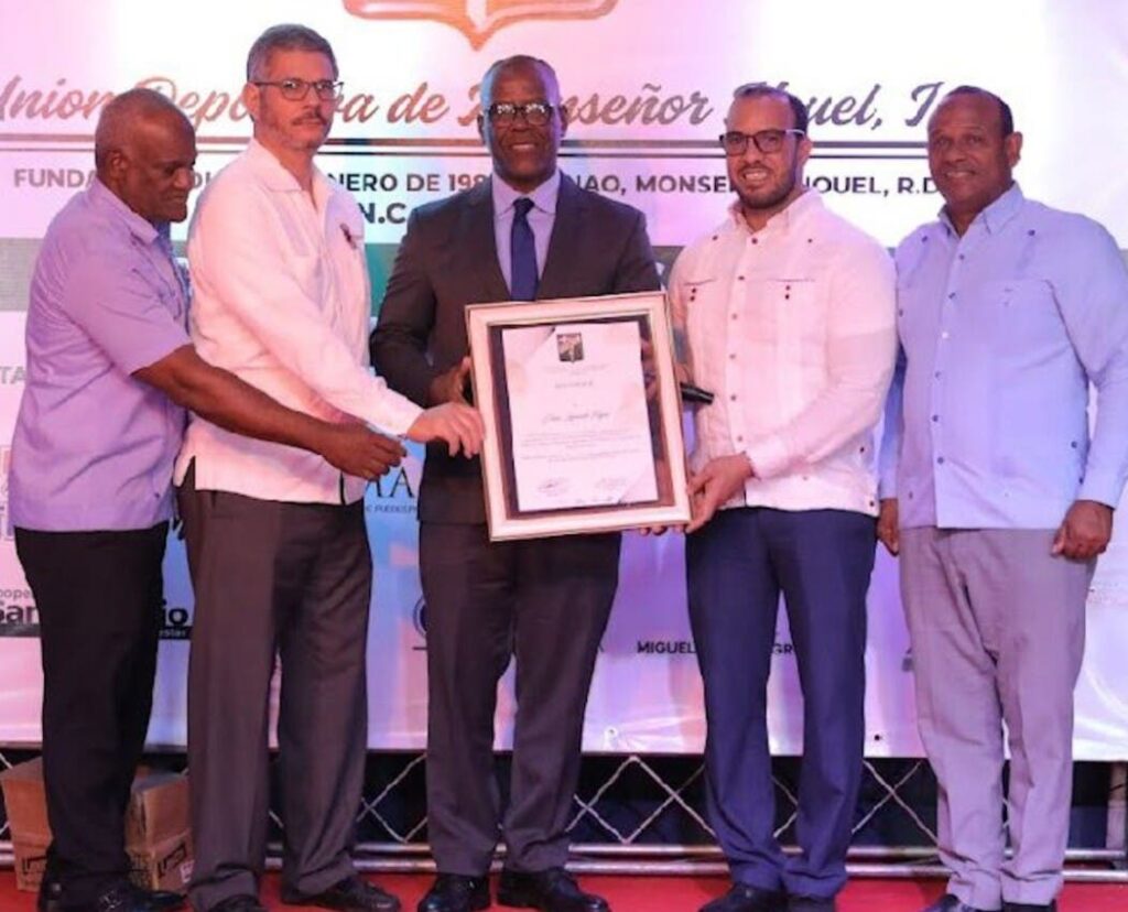 teoscar-hernandez-reconocido-por-la-union-deportiva-monsenor-nouel