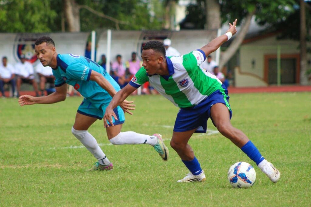 delfines-del-este-vencen-a-salcedo-y-comandan-el-futbol-dominicano