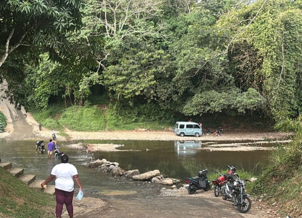 video:-comunitarios-de-mama-tingo-piden-construccion-del-puente-sobre-el-rio-guanuma-en-monte-plata