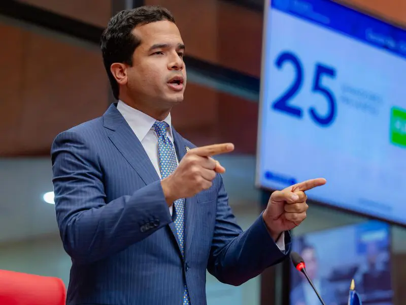 omar-fernandez-cuestiona-deuda-de-us$2,750-millones-con-fondos-sin-ejecutar