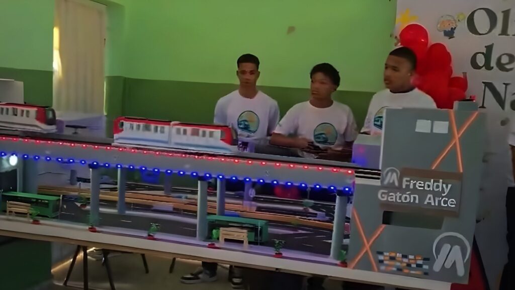 talento-estudiantil:-alumnos-del-lphu-presentan-maqueta-del-metro-y-teleferico
