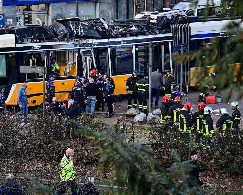 dos-muertos-y-decenas-de-heridos-al-descarrilar-un-tranvia-en-el-centro-de-milan
