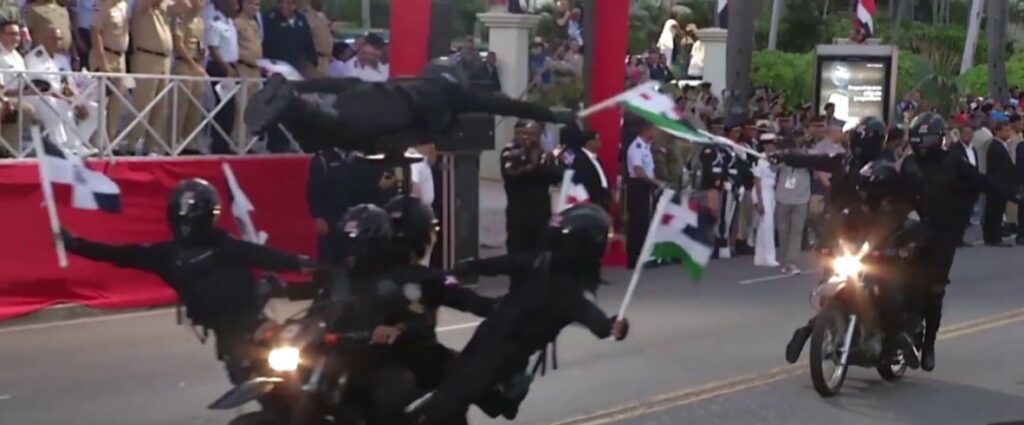 video:-equipo-lince-de-la-pn-deslumbra-con-maniobras-de-alto-riesgo-en-desfile-por-la-independencia