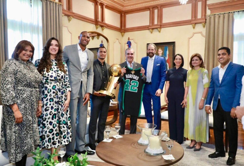 al-horford-agradece-a-abinader-y-kelvin-cruz-por-techado-“la-tribu-de-quisqueya”-en-la-romana