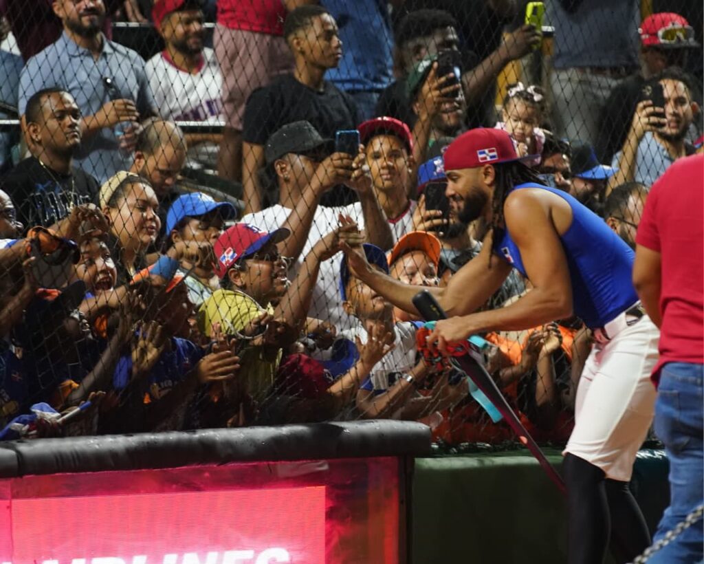 seleccion-de-beisbol-dominicana-desata-locura-de-fanaticos-en-dia-de-practica