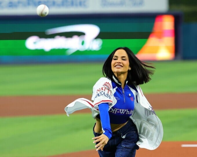natti-natasha-lanza-la-primera-bola-del-duelo-republica-dominicana-israel-en-el-clasico-mundial