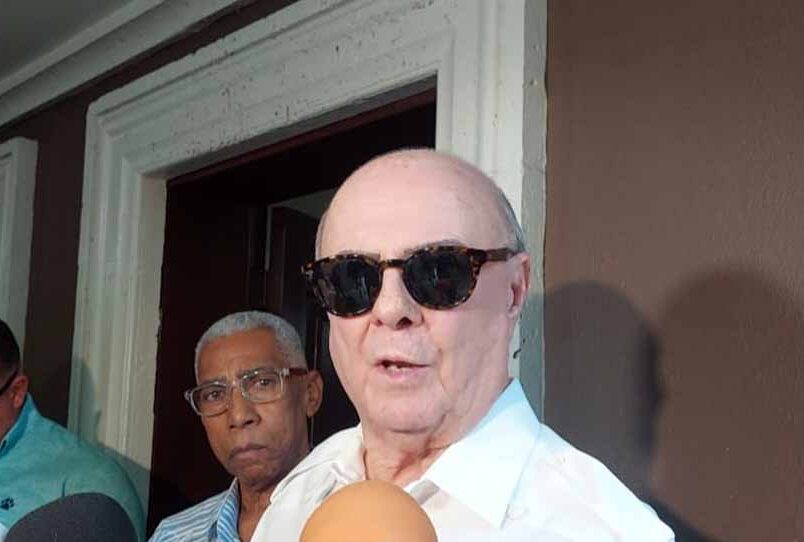 hipolito-mejia-renueva-su-licencia-de-conducir-y-llama-a-la-ciudadania-a-hacer-lo-mismo