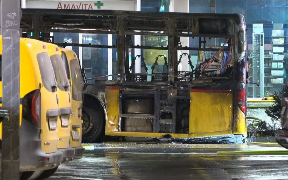 varios-muertos-al-incendiarse-un-autobus-en-suiza,-segun-la-policia
