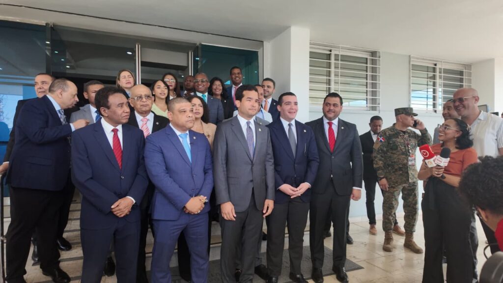 legisladores-de-oposicion-acuden-al-tribunal-constitucional-para-frenar-impuestos-a-sueldos-bajos