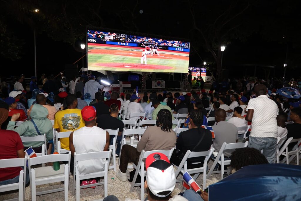 cientos-de-fanaticos-vibran-en-el-malecon-por-el-clasico-mundial