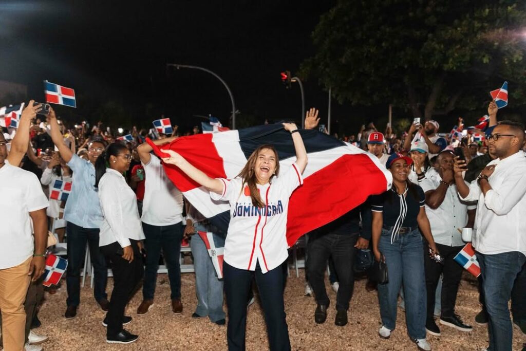 ¡se-gozo!:-carolina-mejia-instalo-pantalla-gigante-en-malecon-para-clasico