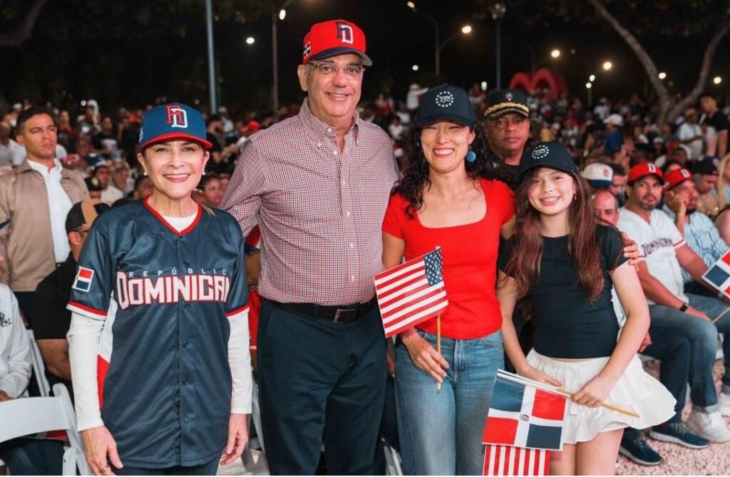 abinader-acude-al-malecon-para-presenciar-juego-entre-rd-y-eeuu.-junto-a-los-capitalenos