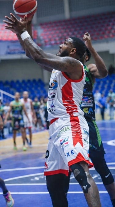 luismal,-26-y-20-rebotes-en-triunfo-sosua-sharks