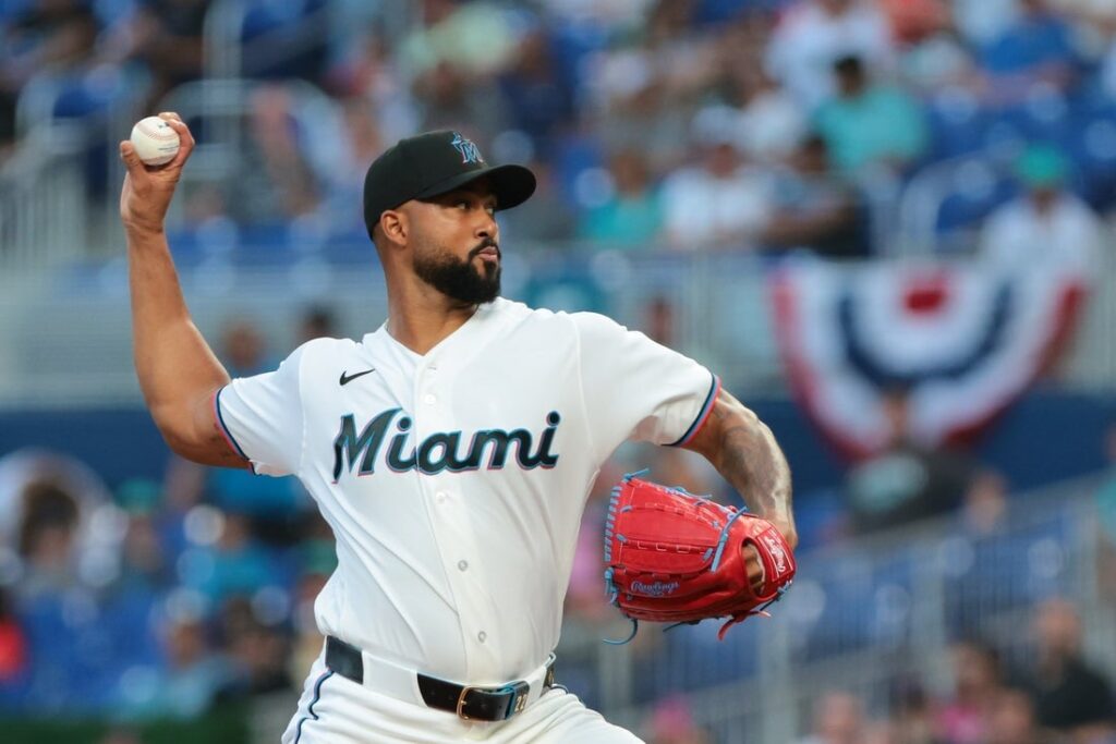 Sandy Alcántara muestra su superioridad en Día Inaugural de los Marlins ...