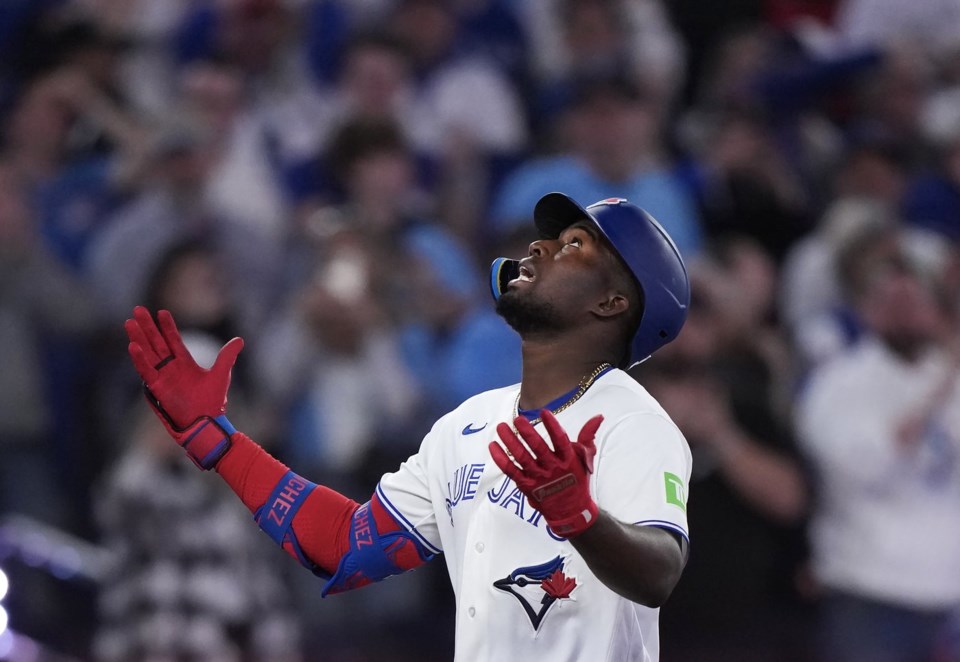 jesus-sanchez-se-coloca-por-primera-vez-la-chaqueta-azul-de-poder-de-toronto