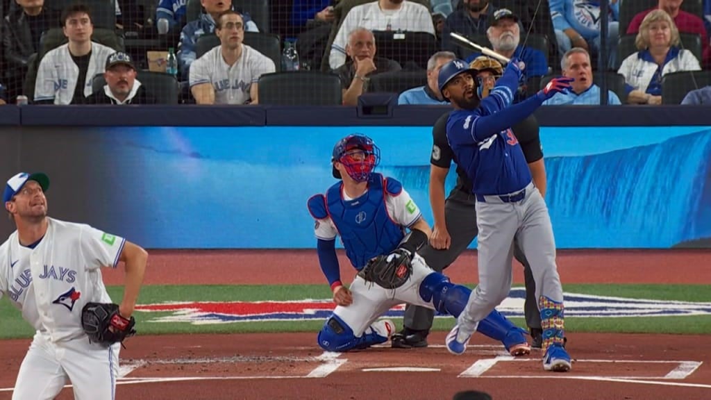 ¡que-palo!-teoscar-hernandez-silencia-el-rogers-centre-con-jonron-de-dos-carreras-(video)