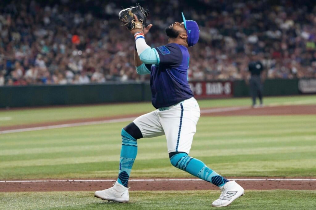 carlos-santana-fuera-de-accion:-diamondbacks-lo-inactivan-por-distension-en-el-muslo-derecho