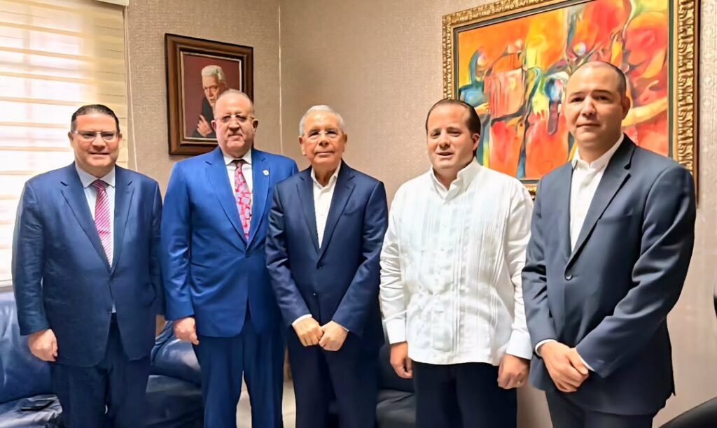 danilo-medina-recibe-representacion-del-gobierno-en-reunion-politica;-pujols-le-acompana
