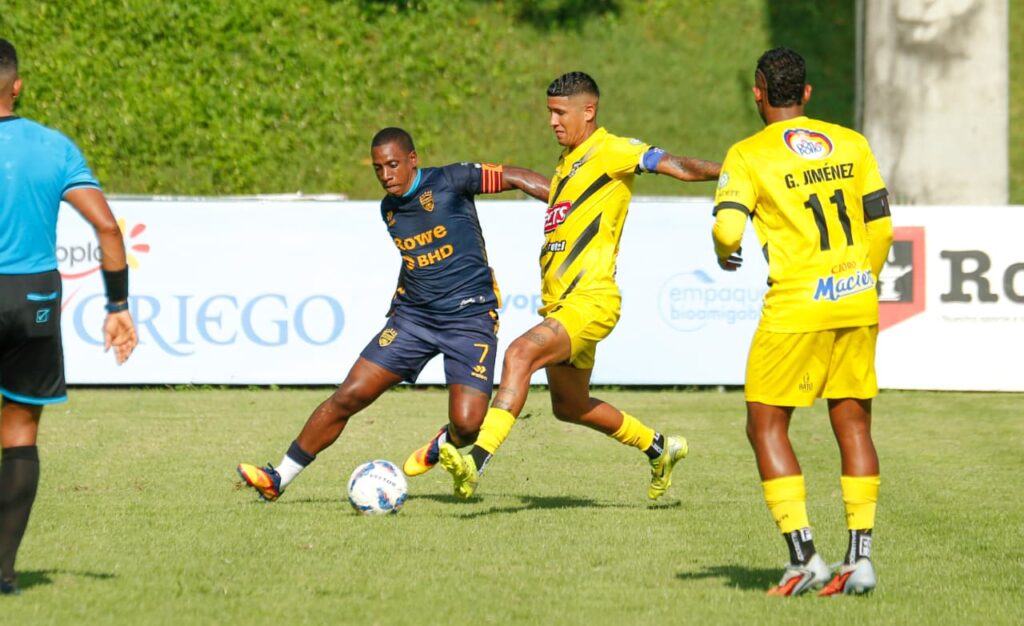 pantoja-vence-a-moca-y-avanza-a-semifinal-del-futbol-dominicano