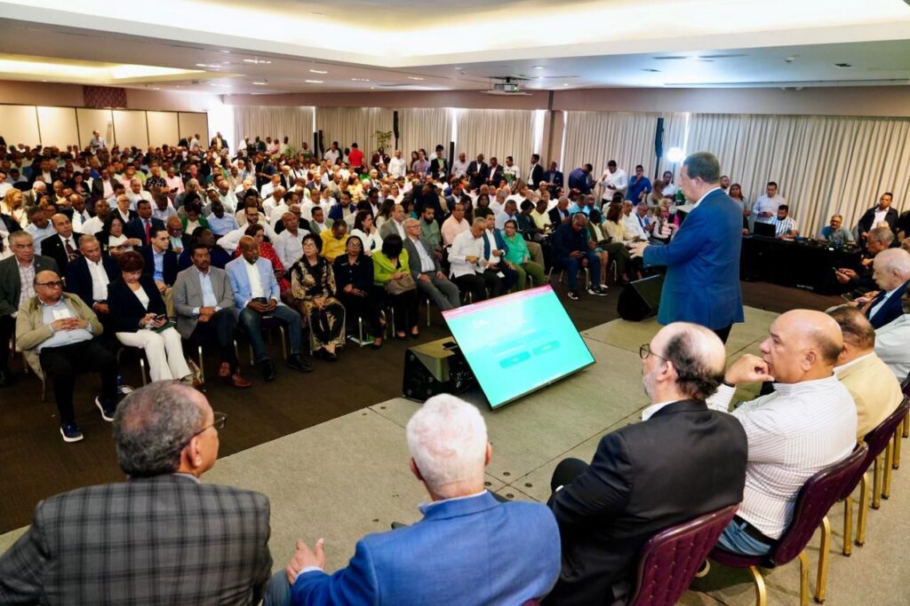 leonel-fernandez-encabeza-sesiones-de-trabajo-de-la-direccion-central-de-fp-en-el-este-y-el-gran-santo-domingo
