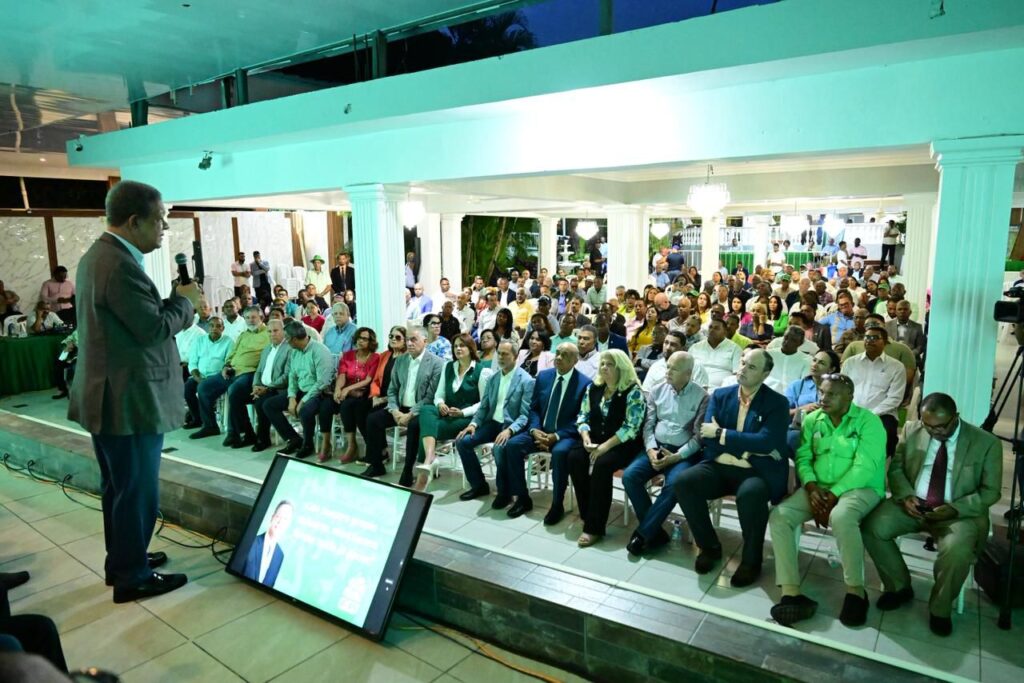 leonel-fernandez-encabeza-asambleas-regionales-de-la-direccion-central-de-fp-en-san-cristobal-y-santiago