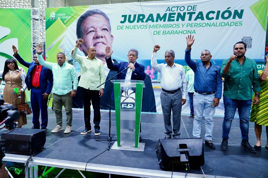 leonel-juramenta-en-barahona-a-pedro-pena-rubio-y-al-exdiputado-del-prm-miguel-florian
