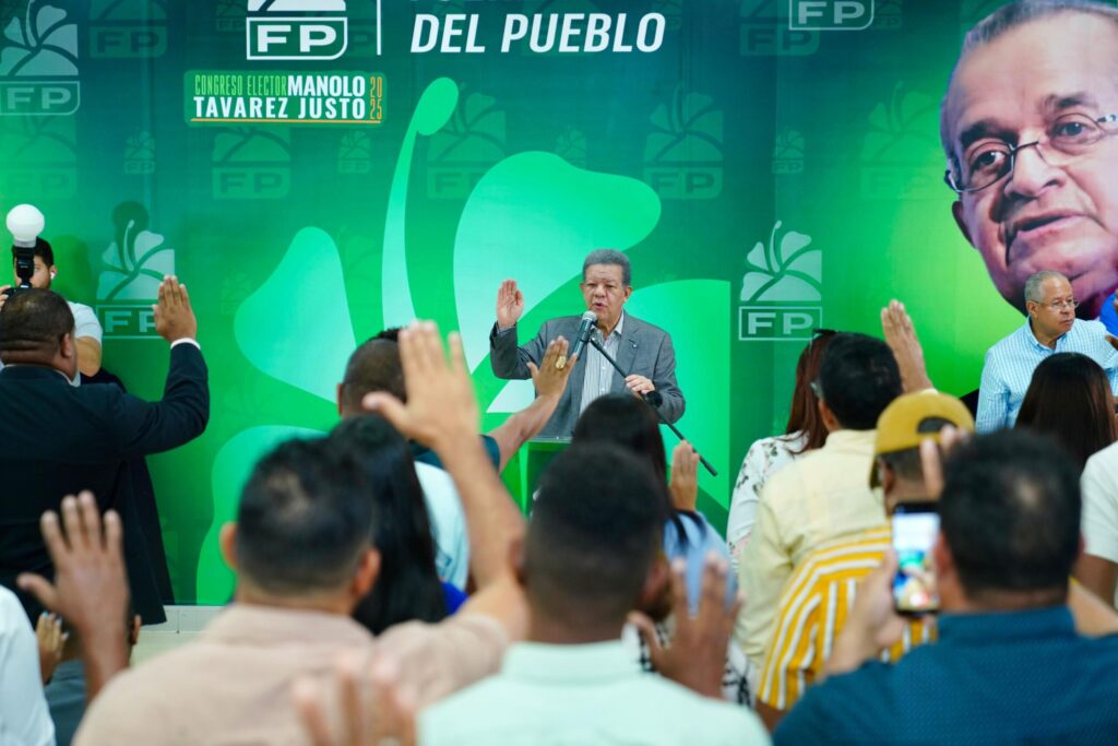 leonel-juramenta-en-la-fp-amplio-grupo-de-dirigentes-magisteriales-y-afirma-que-la-educacion-sera-su-prioridad