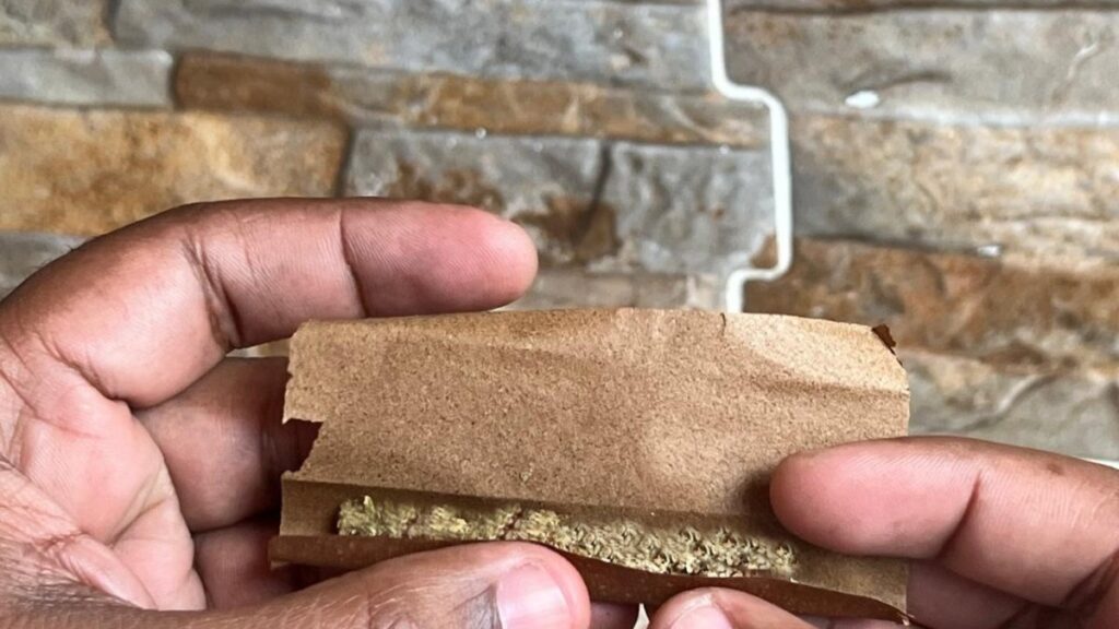 papeles-para-enrolar-tabaco-o-marihuana-se-venden-libremente-en-colmados-del-gran-santo-domingo