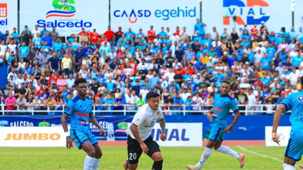 salcedo-fc-viajara-a-santiago-con-medio-titulo-en-el-bolsillo