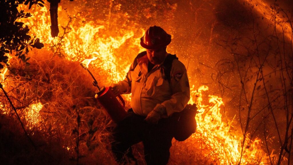 infierno-en-california:-mas-de-17,000-evacuados-ante-el-avance-sin-control-de-un-incendio-forestal