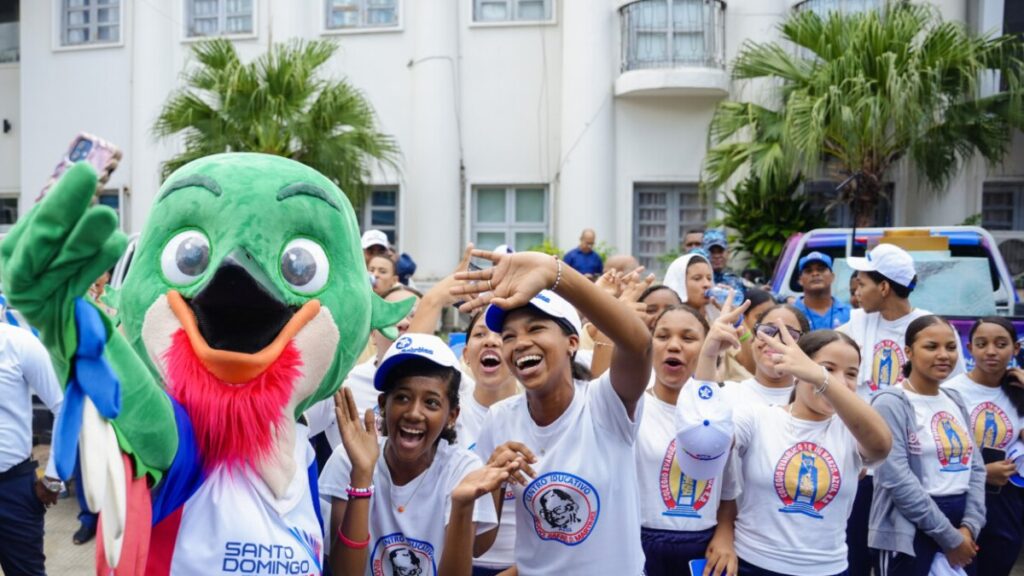 azua-pone-nota-cultural-y-folclorica-al-recorrido-antorcha-jcc2026