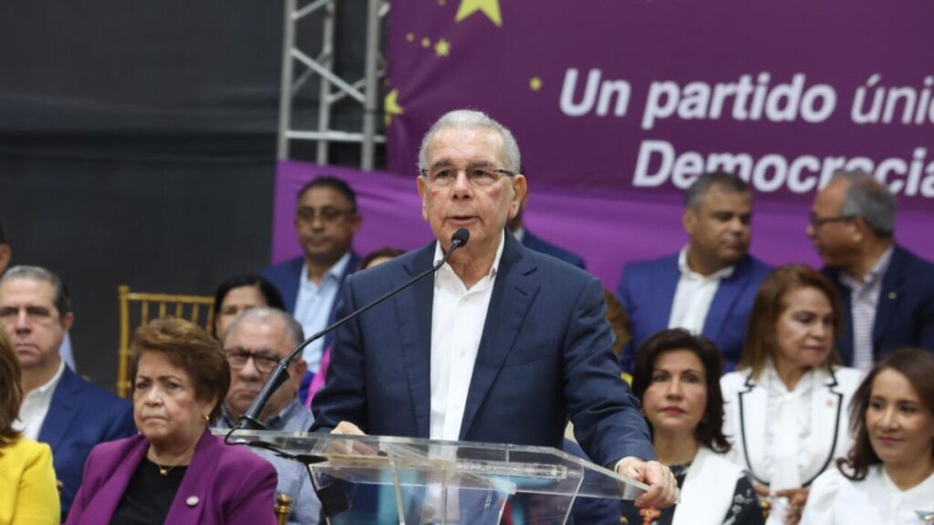 danilo-medina-lanza-dura-advertencia-al-oficialismo:-“el-prm-no-gana-ni-llevando-al-papa-como-candidato”