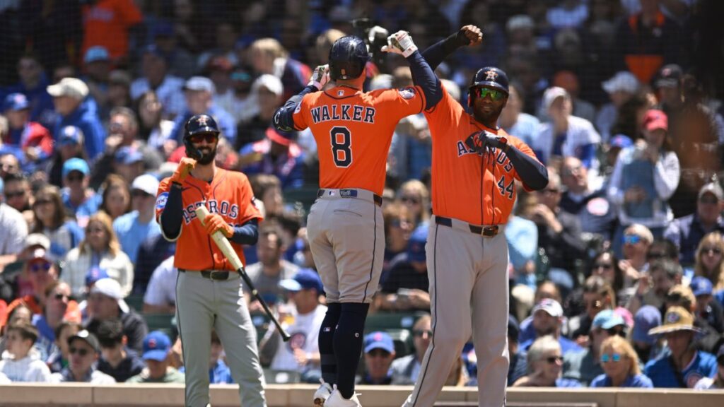 astros-pierden-a-yordan-alvarez-en-pleno-juego:-sale-en-la-sexta-entrada-por-espasmos-en-la-espalda