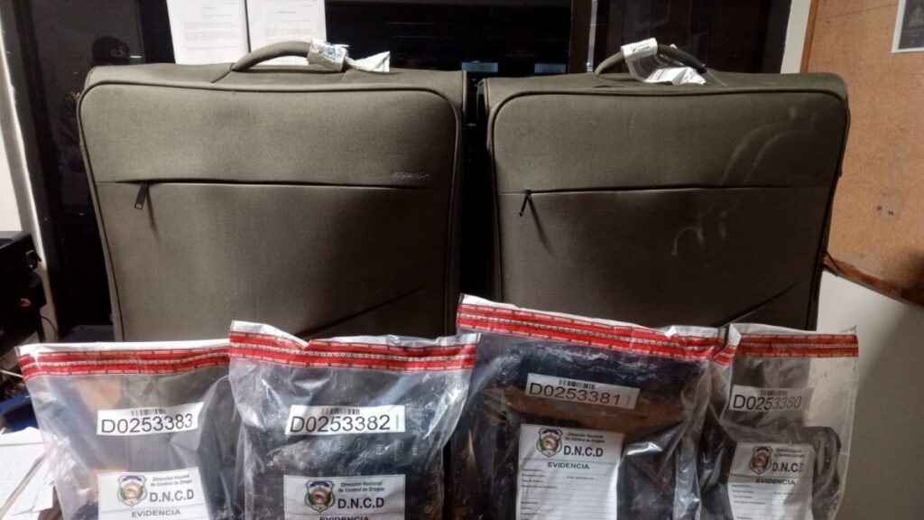 dncd-atrapa-en-el-aila-a-ciudadana-estadounidense-con-mas-de-siete-kilos-de-cocaina-rumbo-a-madrid