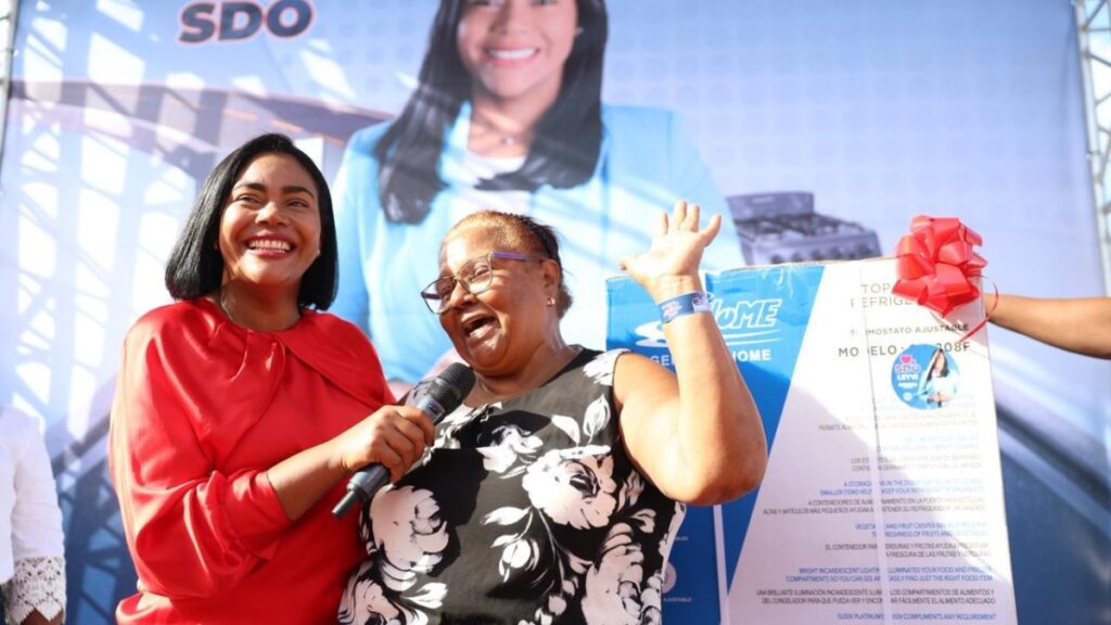 «la-ruta-de-las-madres»:-leyvi-bautista-recorre-santo-domingo-oeste-con-regalos-para-las-mamas